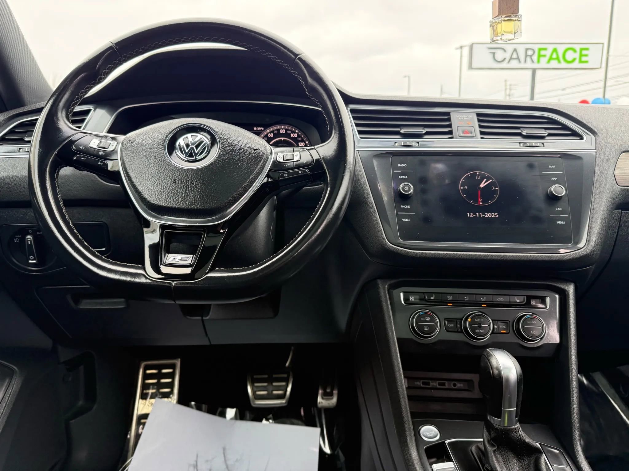 Used 2019 Volkswagen Tiguan SEL R-Line image 31