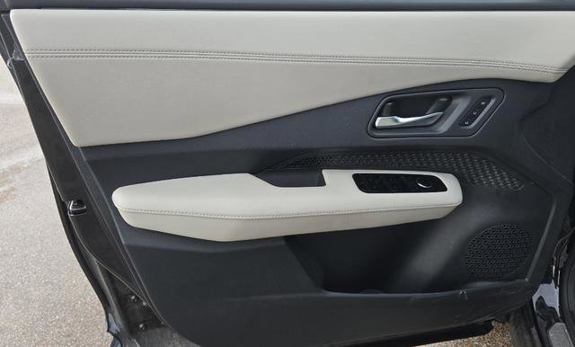 Used 2023 Nissan Ariya AWD image 7