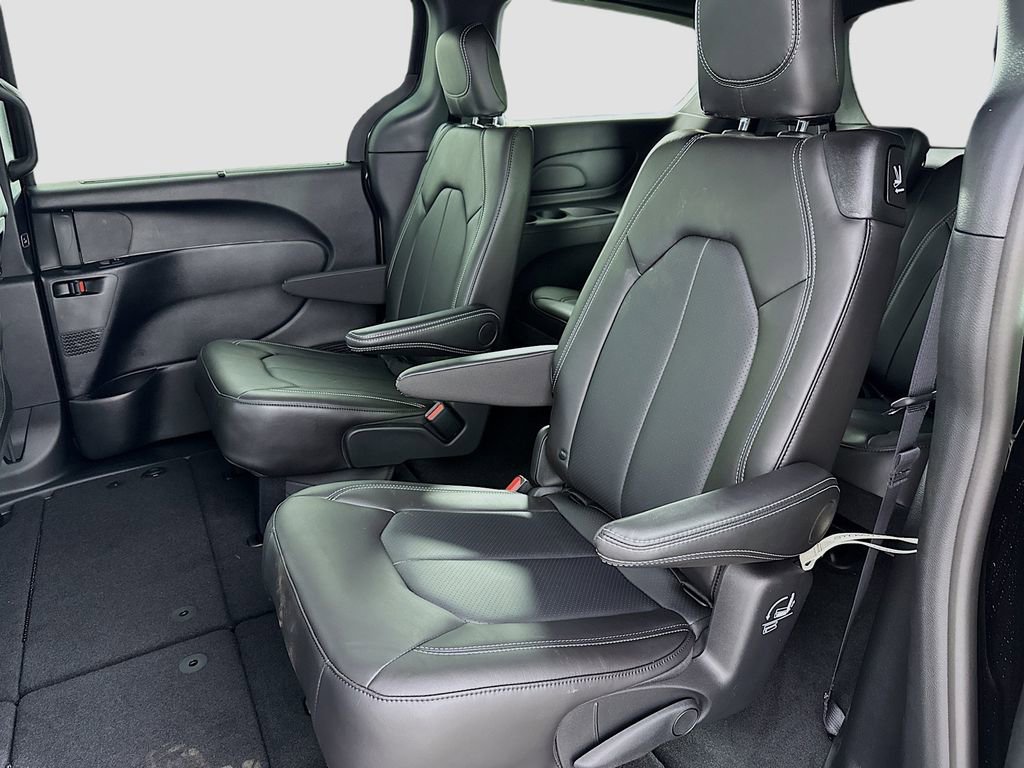 New 2026 Chrysler Pacifica Select image 11