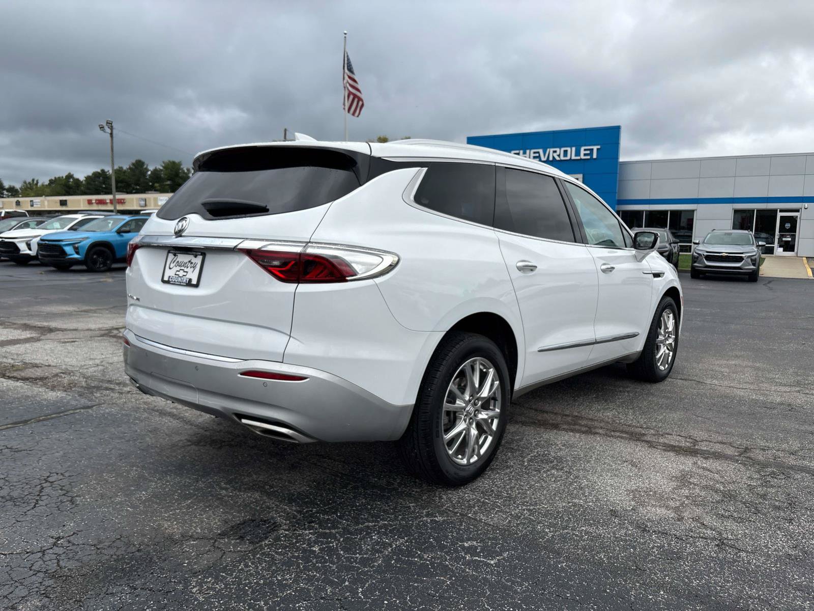 Used 2023 Buick Enclave Essence w/ Experience Buick Package FWD image 4