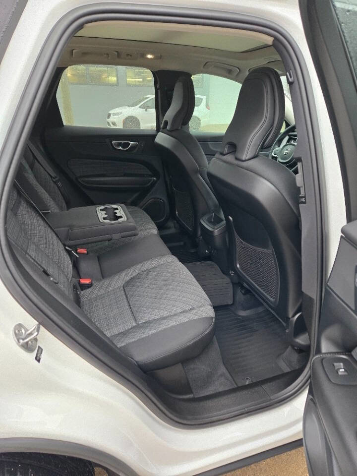 Used 2023 Volvo XC60 B5 Core image 32