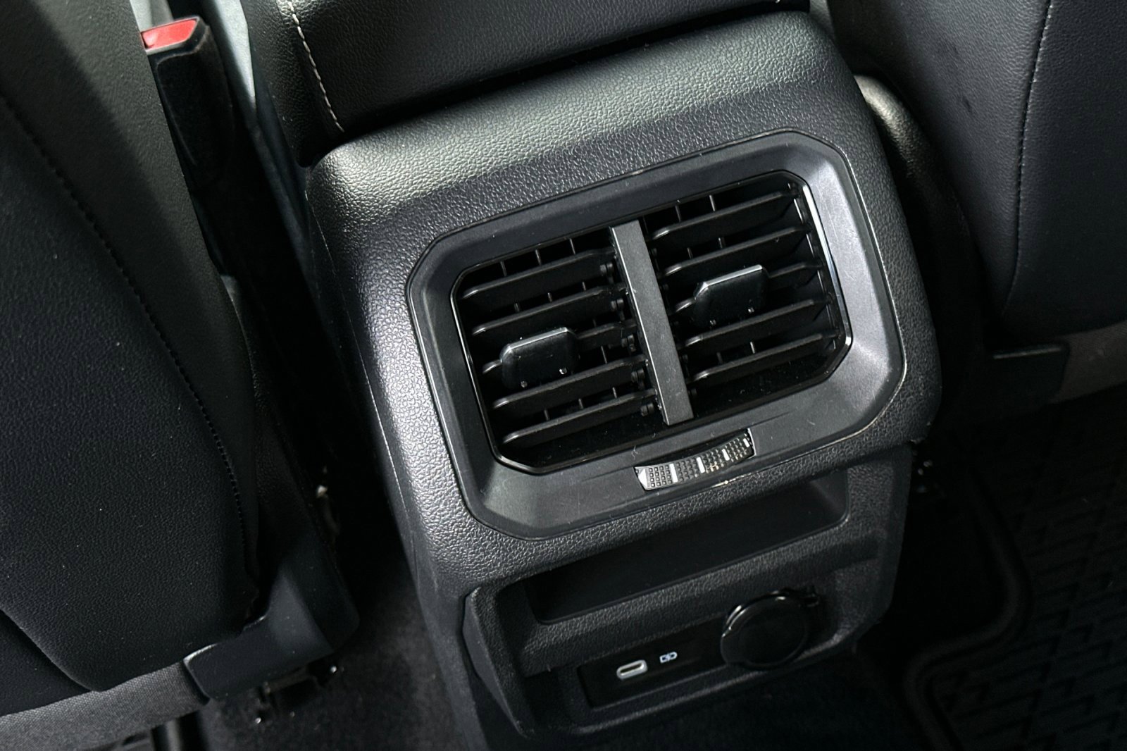 Used 2022 Volkswagen Tiguan SE image 13