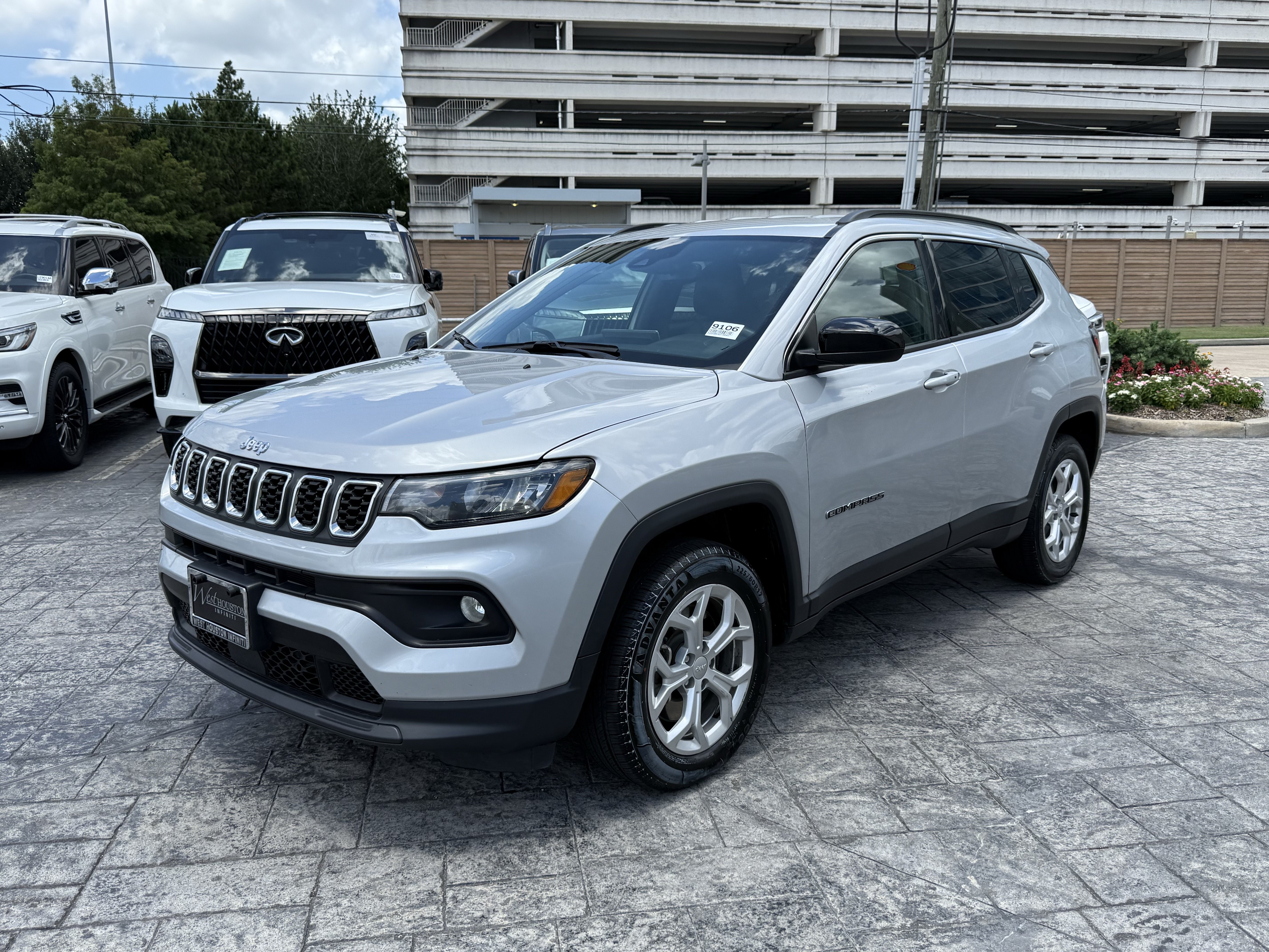 Used 2024 Jeep Compass Latitude AWD/4WD image 3