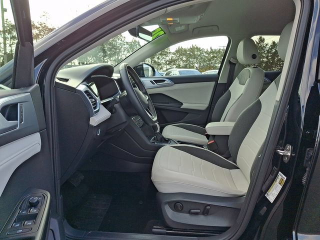 Used 2025 Volkswagen Taos SE FWD image 13