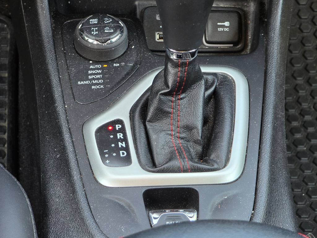 Used 2018 Jeep Cherokee Trailhawk w/ Cold Weather Group AWD/4WD image 20