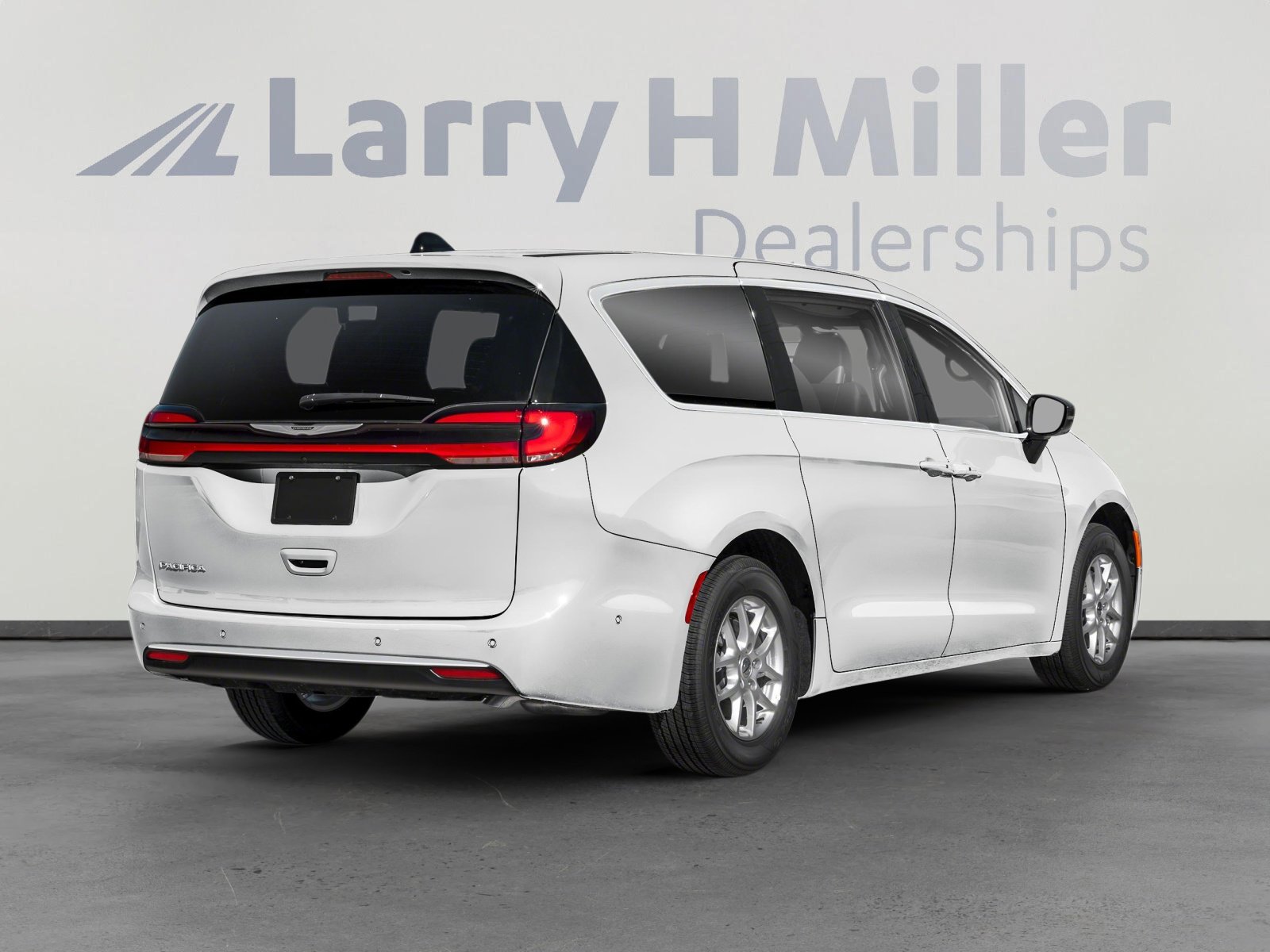 Used 2025 Chrysler Pacifica Limited image 2