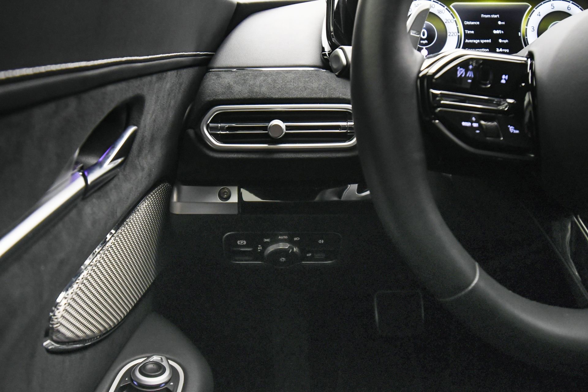 Used 2025 Aston Martin V8 Vantage Coupe image 34