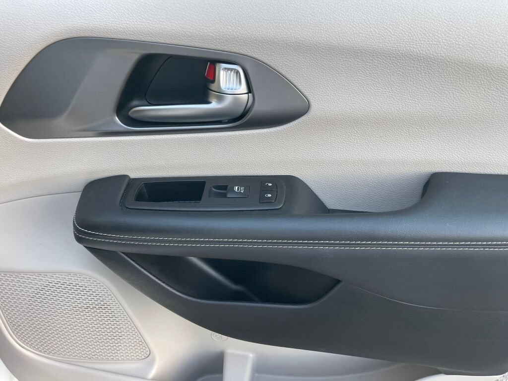 Used 2023 Chrysler Pacifica Touring-L FWD image 32