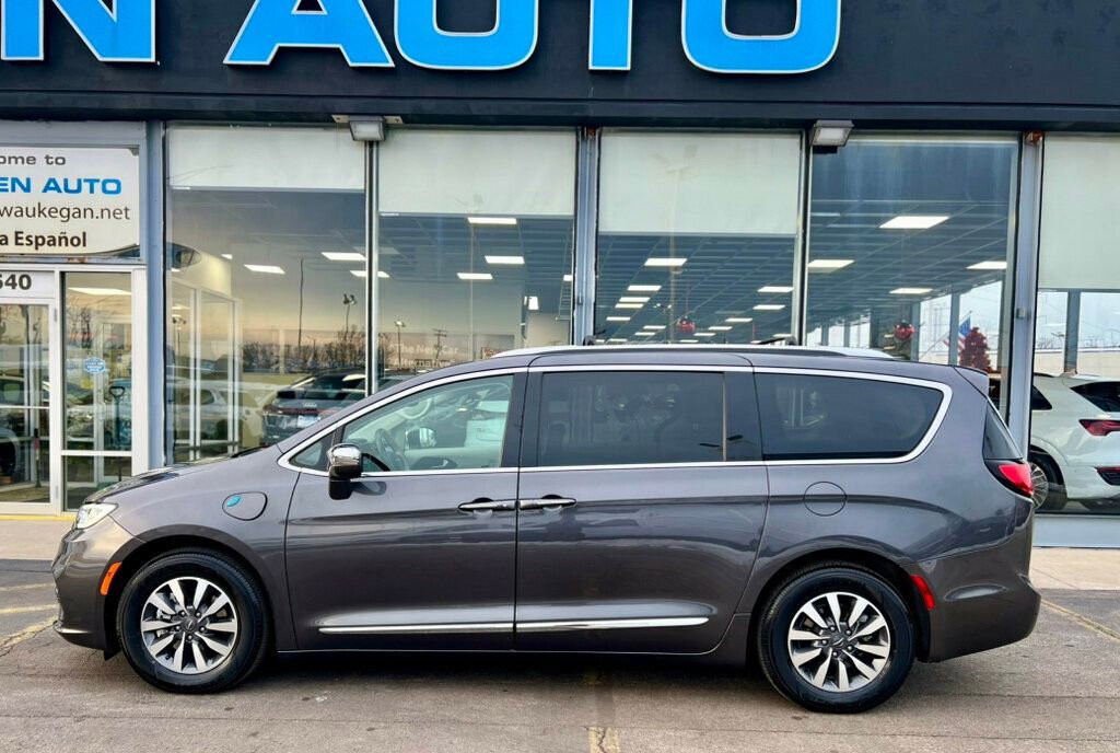 Used 2021 Chrysler Pacifica Limited w/ Uconnect Theater Family Group image 44