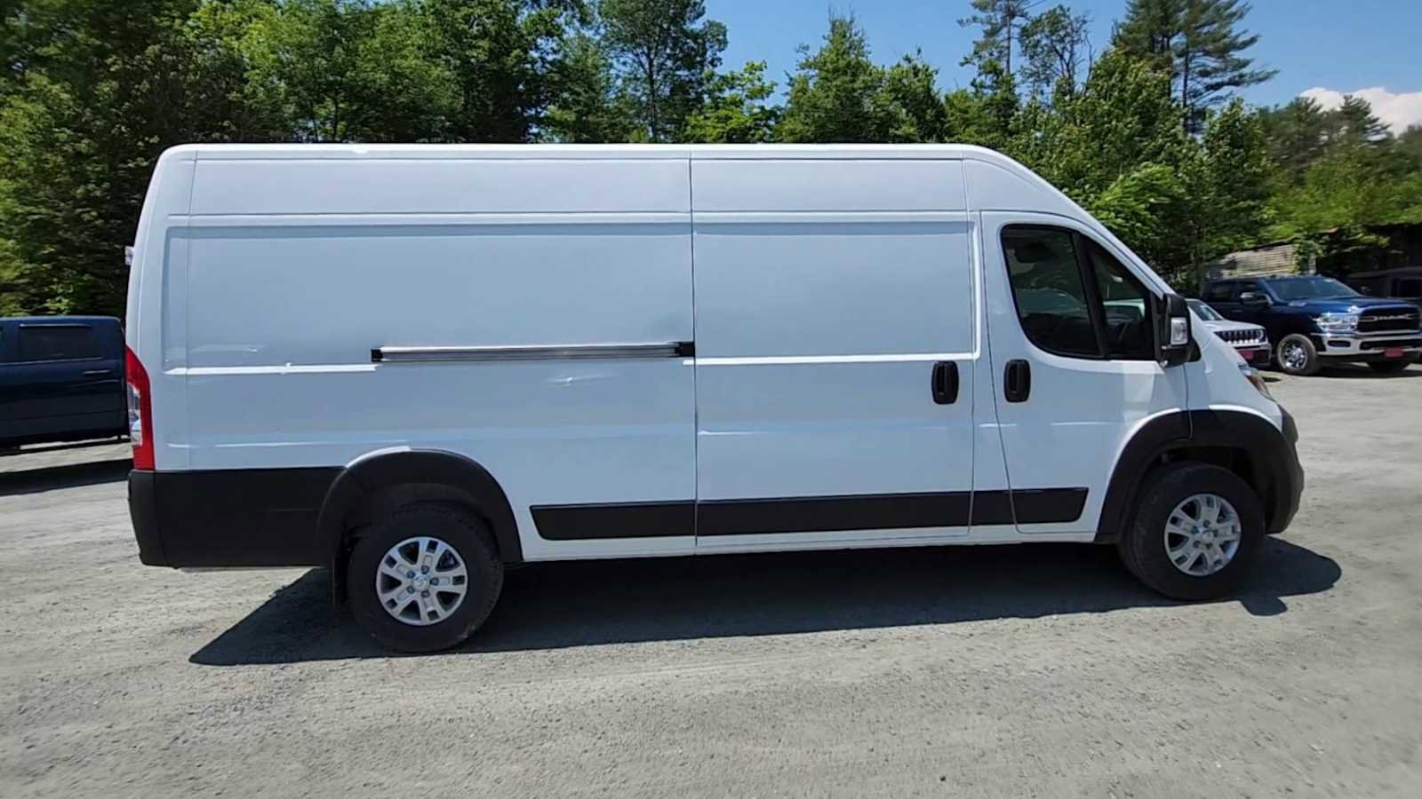 New 2024 RAM ProMaster 3500 w/ Quick Order Package 22G SLT image 9