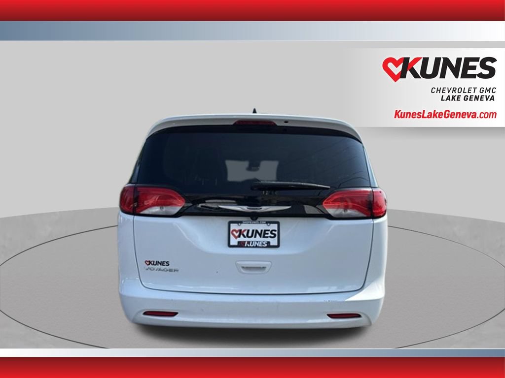 Used 2023 Chrysler Voyager LX FWD image 7