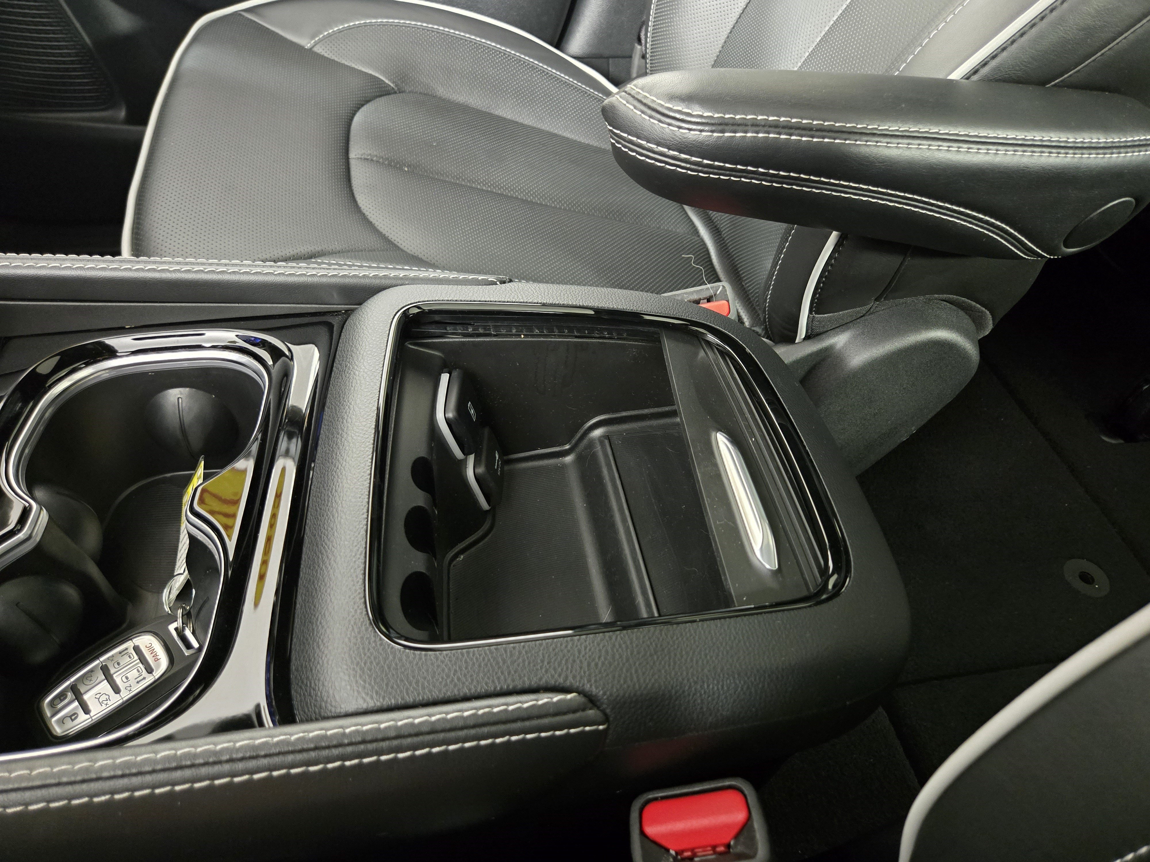 Used 2025 Chrysler Pacifica Limited FWD image 31