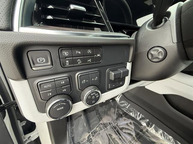 Used 2025 Chevrolet Suburban Premier image 15