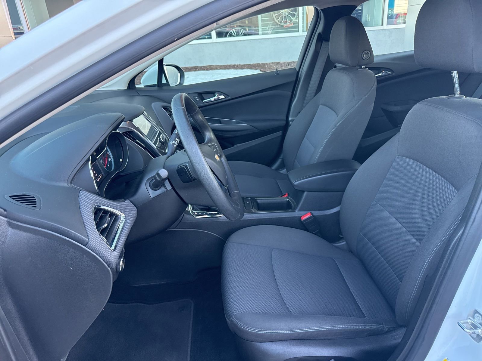 Used 2018 Chevrolet Cruze LT w/ Convenience Package image 18