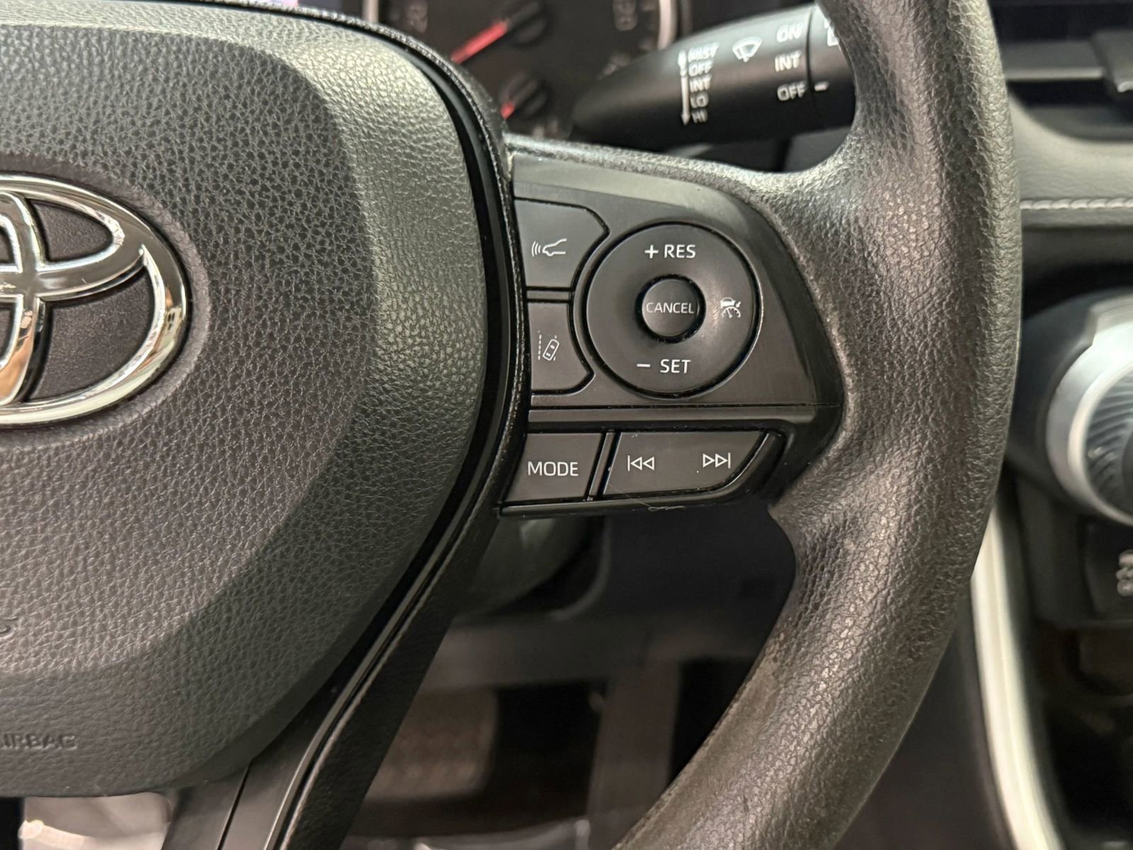 Used 2019 Toyota RAV4 LE w/ Carpet Mat Package AWD/4WD image 28