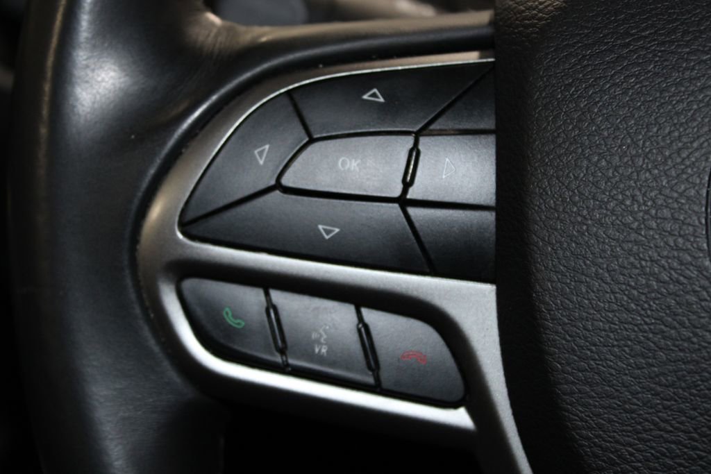 Used 2019 Jeep Cherokee Latitude Plus w/ Comfort/Convenience Group image 21