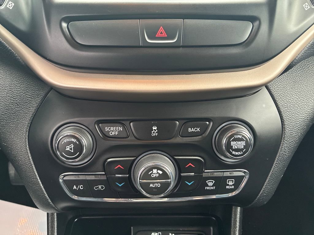 Used 2017 Jeep Cherokee Limited AWD/4WD image 24