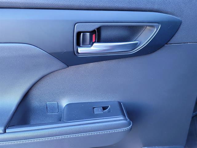 Used 2022 Toyota Highlander XLE image 28