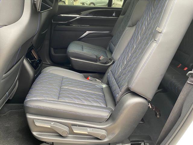 New 2025 Cadillac Escalade IQ Luxury 1 w/ Smart Trailering package image 17