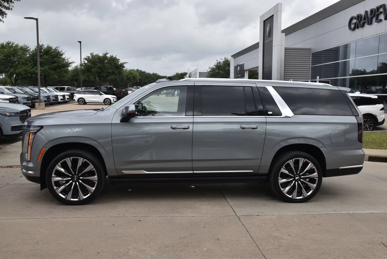 Used 2025 Cadillac Escalade ESV Premium Luxury Platinum AWD/4WD image 12