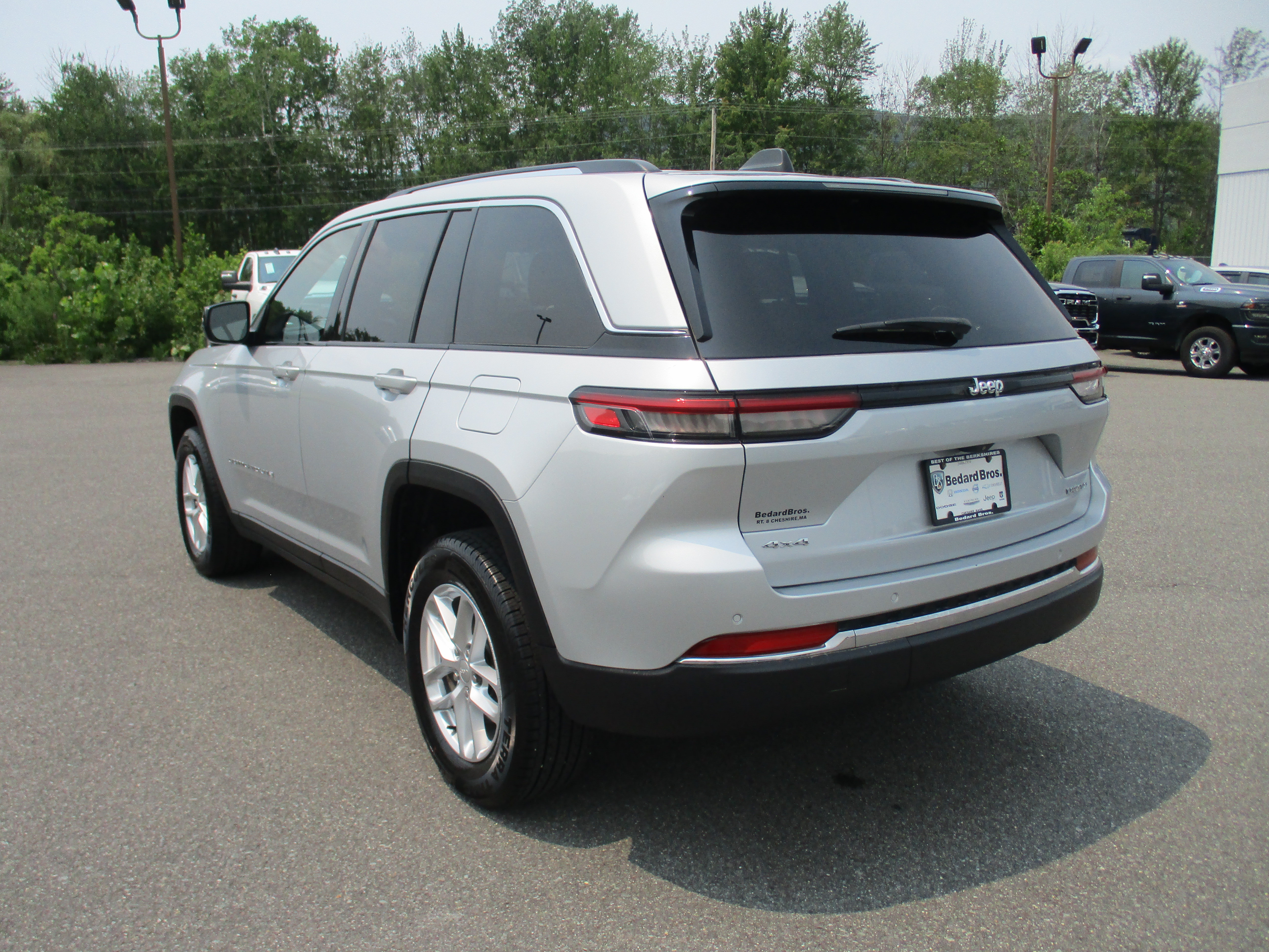 Certified 2023 Jeep Grand Cherokee Laredo X AWD/4WD image 7