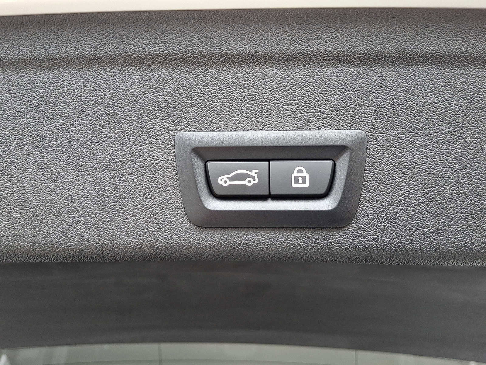 Used 2023 BMW X6 xDrive40i w/ M Sport Package image 31