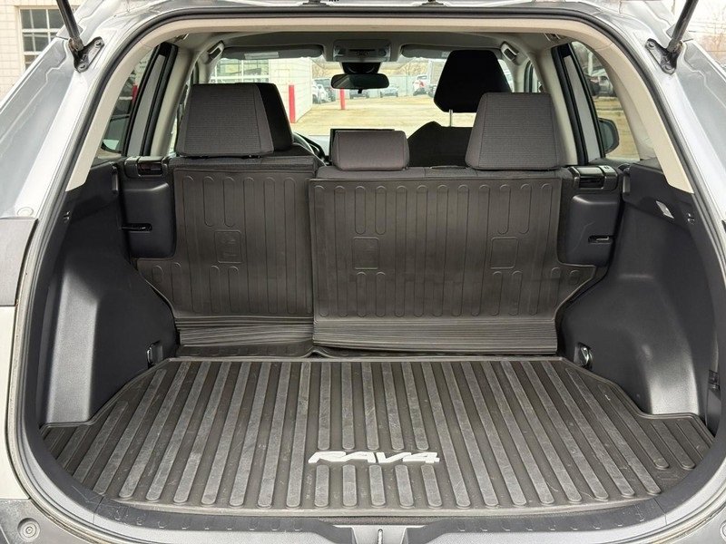 Used 2021 Toyota RAV4 LE image 8