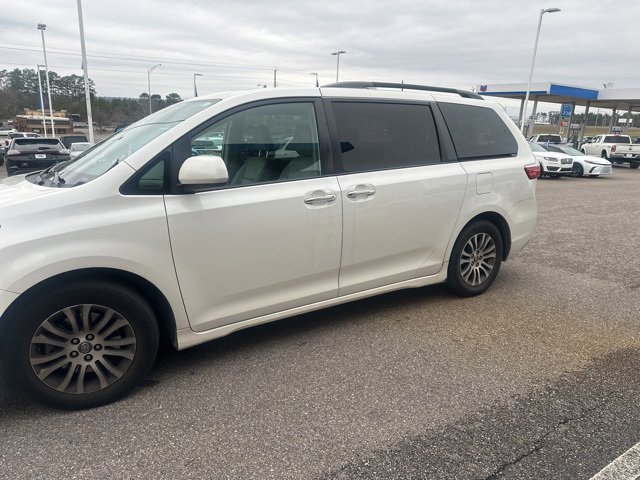 Used 2019 Toyota Sienna L image 8