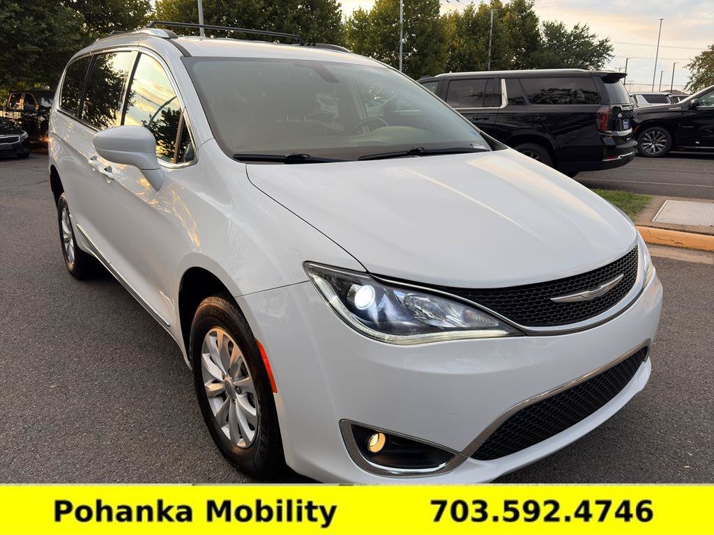 Used 2018 Chrysler Pacifica Touring-L FWD image 2