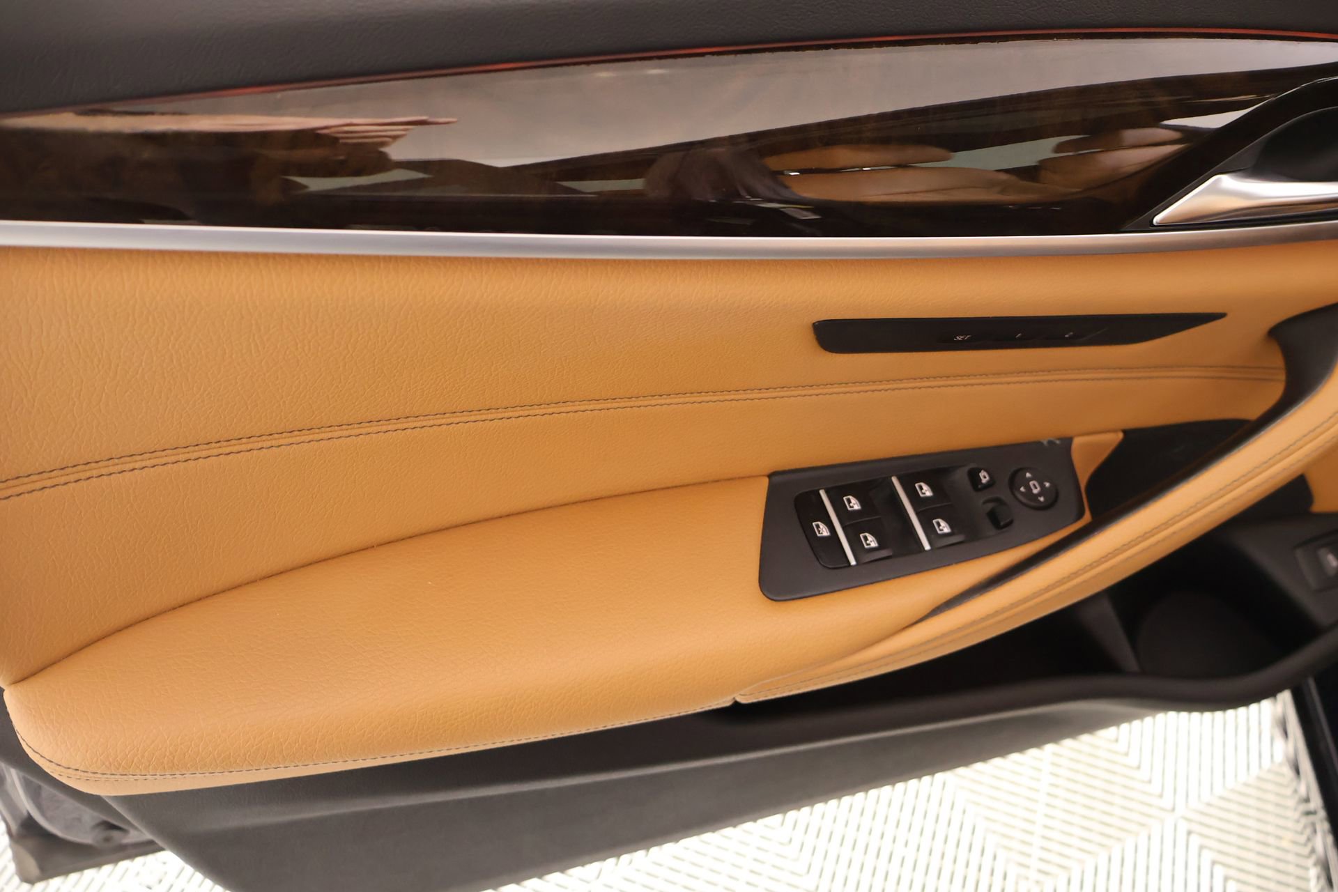 Used 2019 BMW 530e xDrive w/ Convenience Package image 17