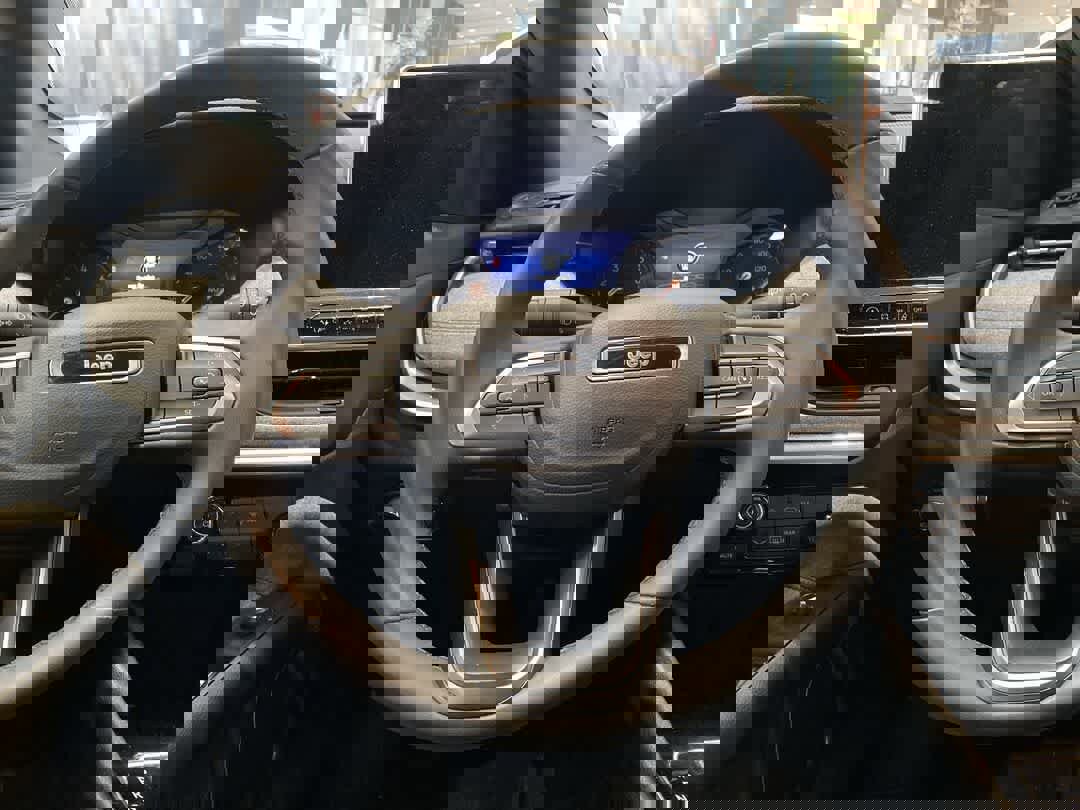 Used 2024 Jeep Compass Latitude image 16