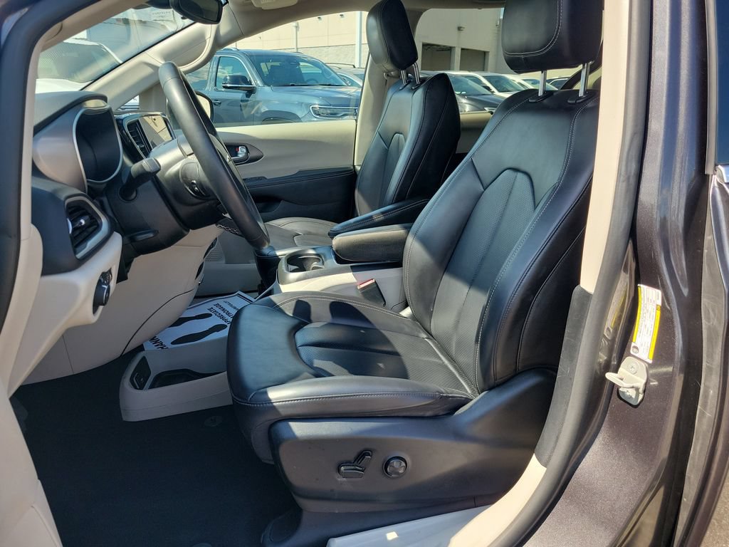 Used 2023 Chrysler Pacifica Touring-L FWD image 17