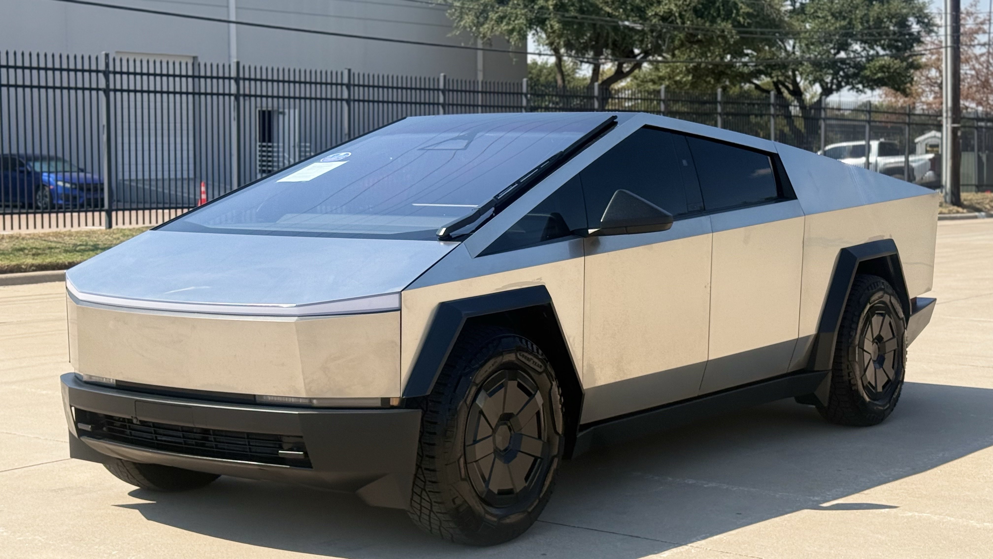 Used 2025 Tesla Cybertruck AWD Crew Cab image 4