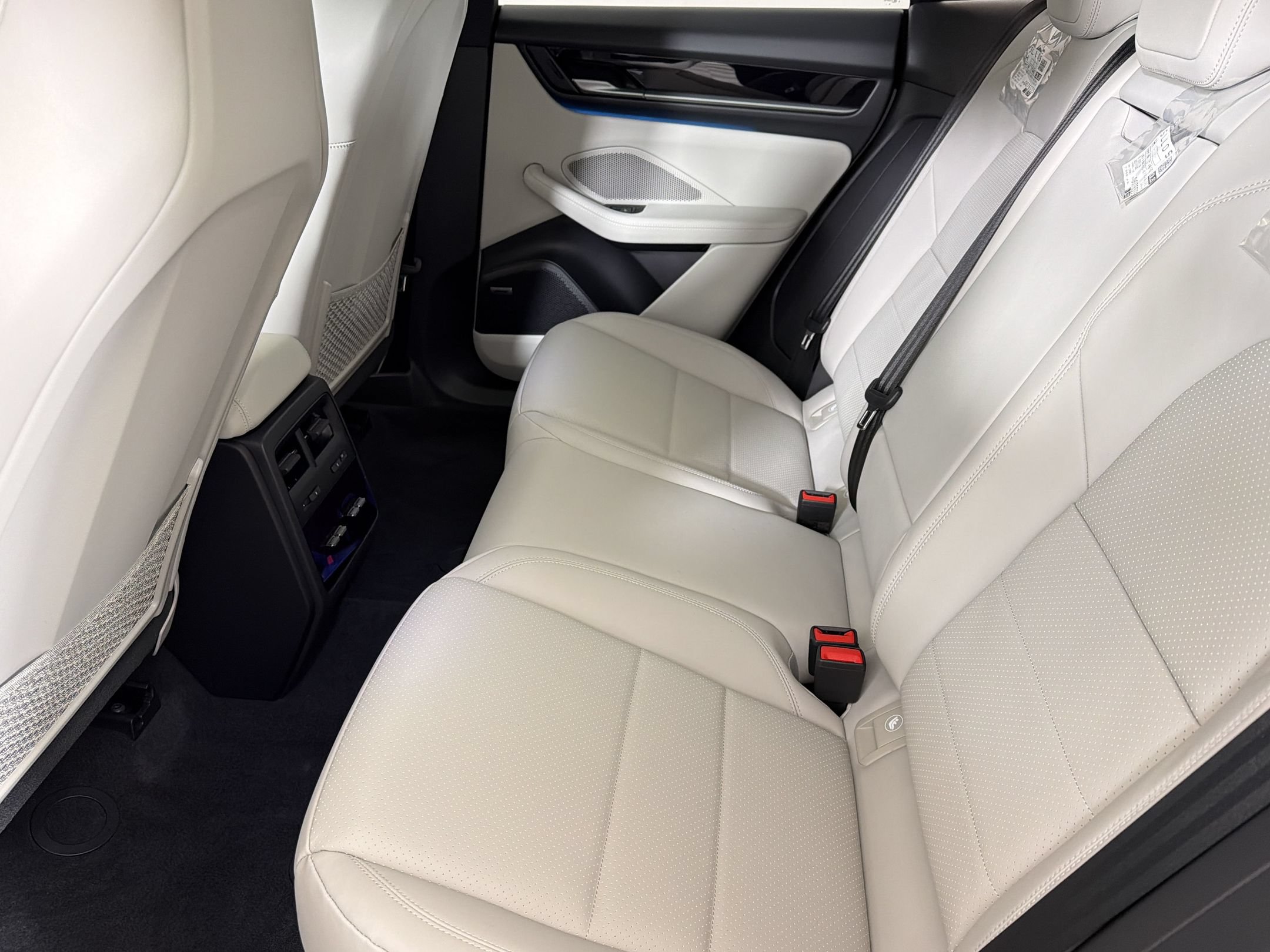 Used 2026 Porsche Macan Electric RWD image 23
