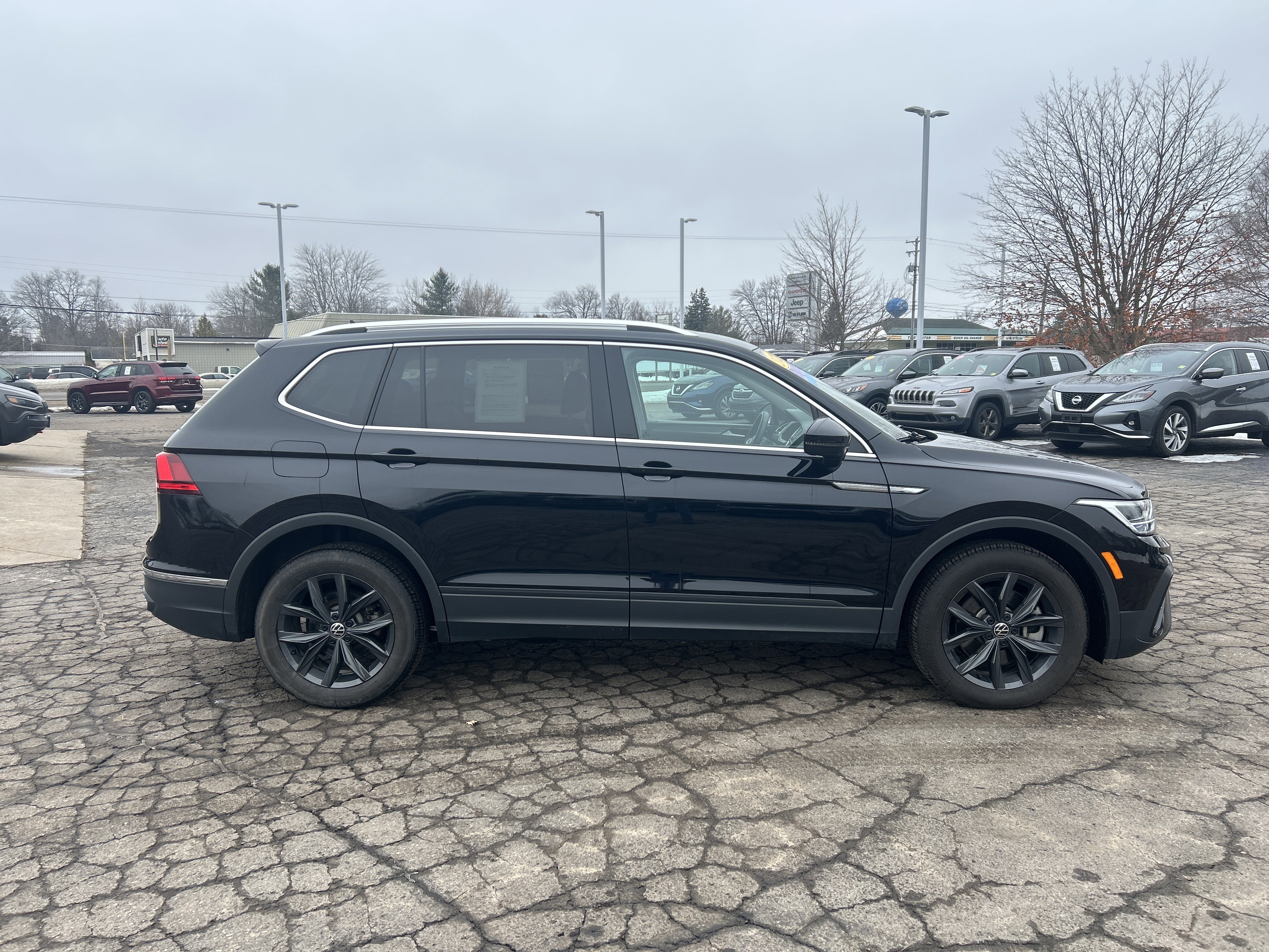 Used 2024 Volkswagen Tiguan SE image 2