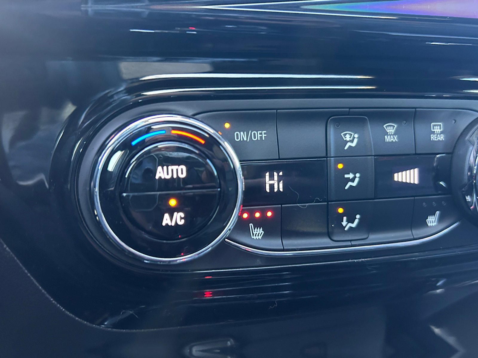 Used 2025 Chevrolet Trax RS w/ Sunroof Package image 24