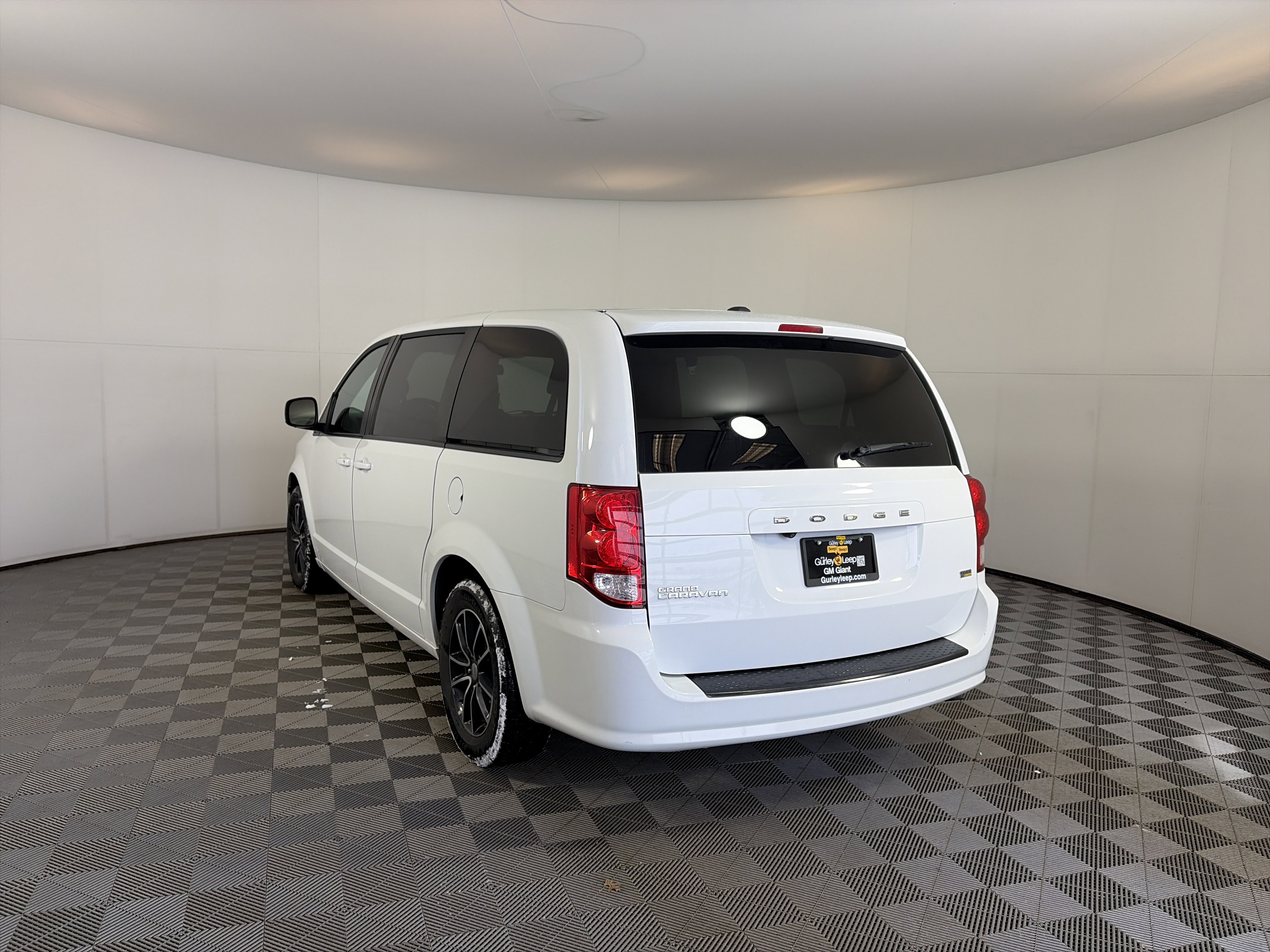 Used 2018 Dodge Grand Caravan SE image 3