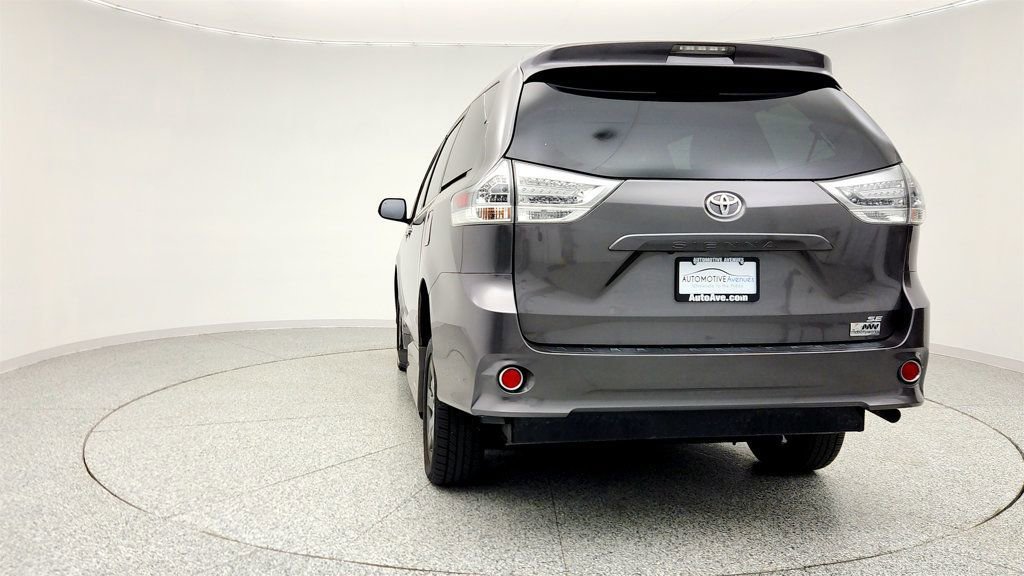 Used 2017 Toyota Sienna SE Premium image 6