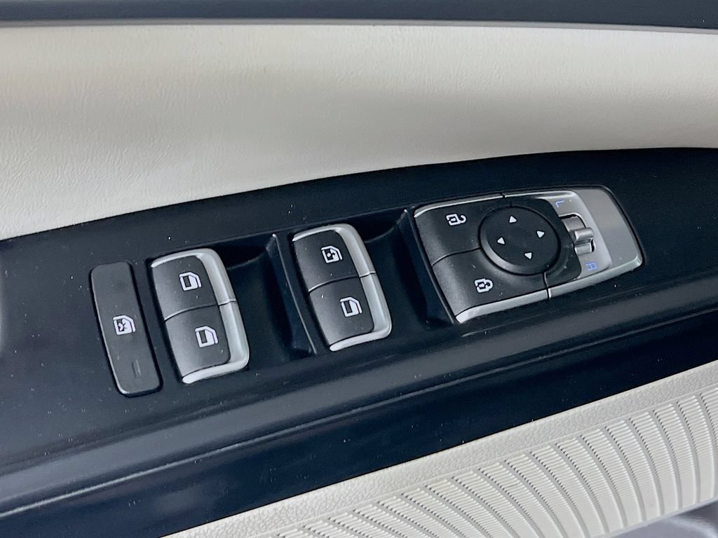 Used 2024 Kia Carnival LX FWD image 16