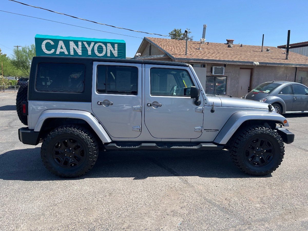 Used 2018 Jeep Wrangler Unlimited Sahara w/ Connectivity Group AWD/4WD image 3