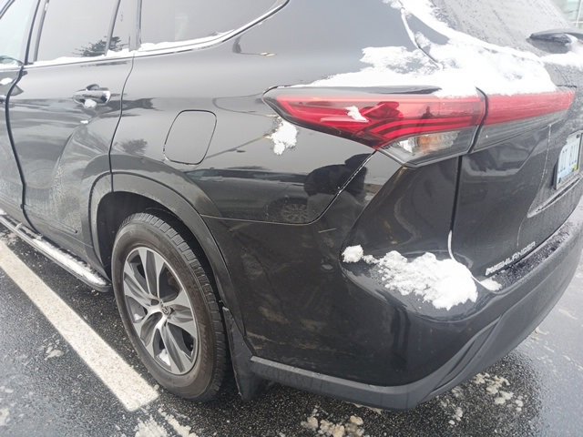 Used 2021 Toyota Highlander XLE image 3