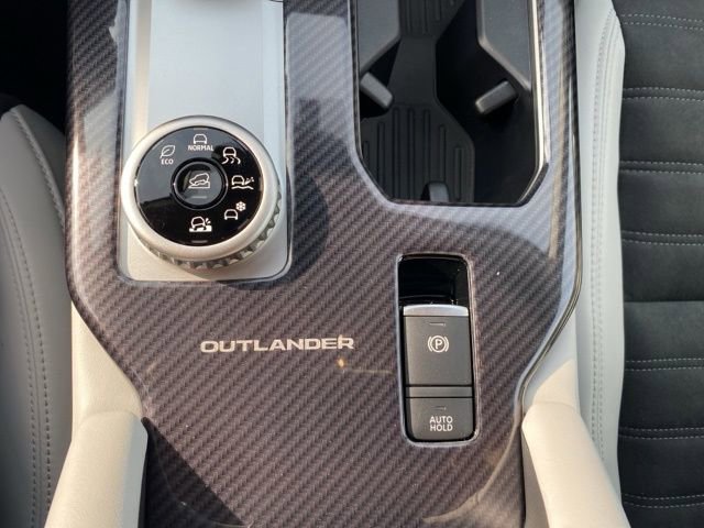 New 2025 Mitsubishi Outlander SE image 29