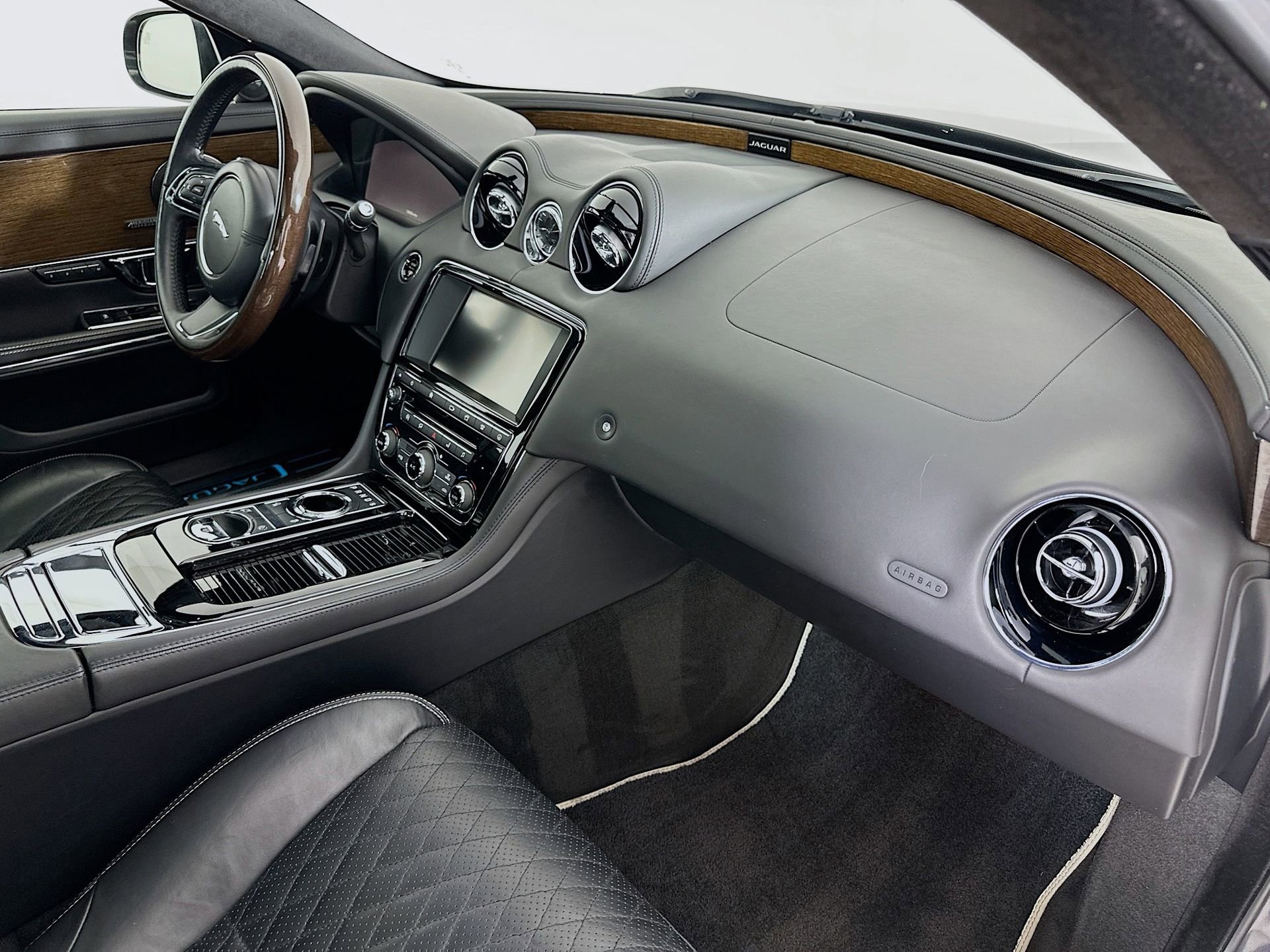 Used 2016 Jaguar XJ L Supercharged image 31