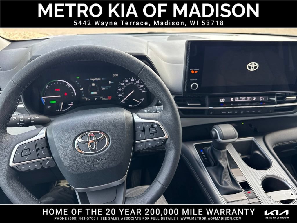 Used 2025 Toyota Sienna XLE AWD/4WD image 18