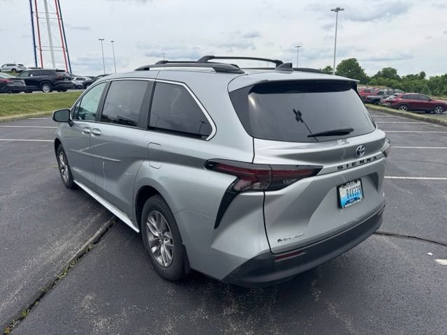 Used 2025 Toyota Sienna LE AWD/4WD image 5