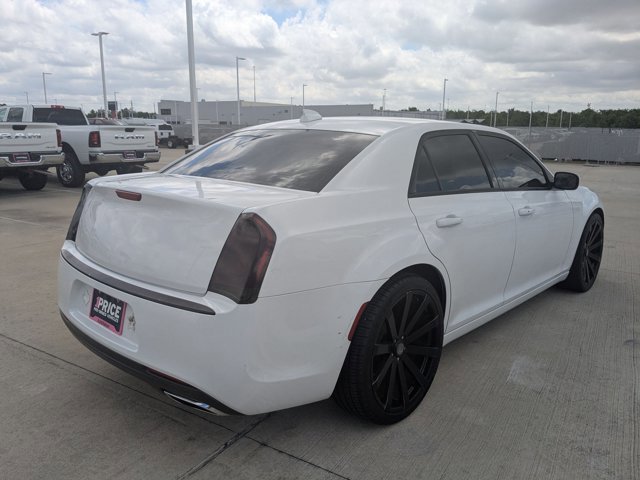 Used 2018 Chrysler 300 Touring L image 5