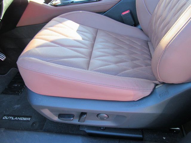 Used 2025 Mitsubishi Outlander SEL image 16