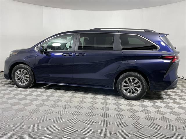 Used 2024 Toyota Sienna LE image 4