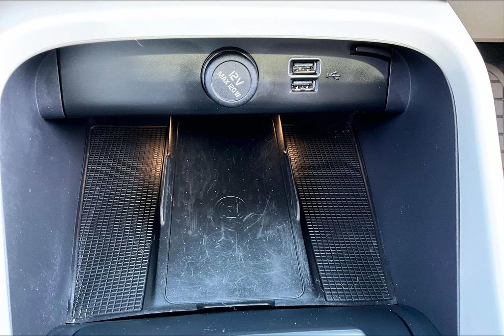Used 2021 Volvo XC40 T5 Momentum w/ Premium Package image 29