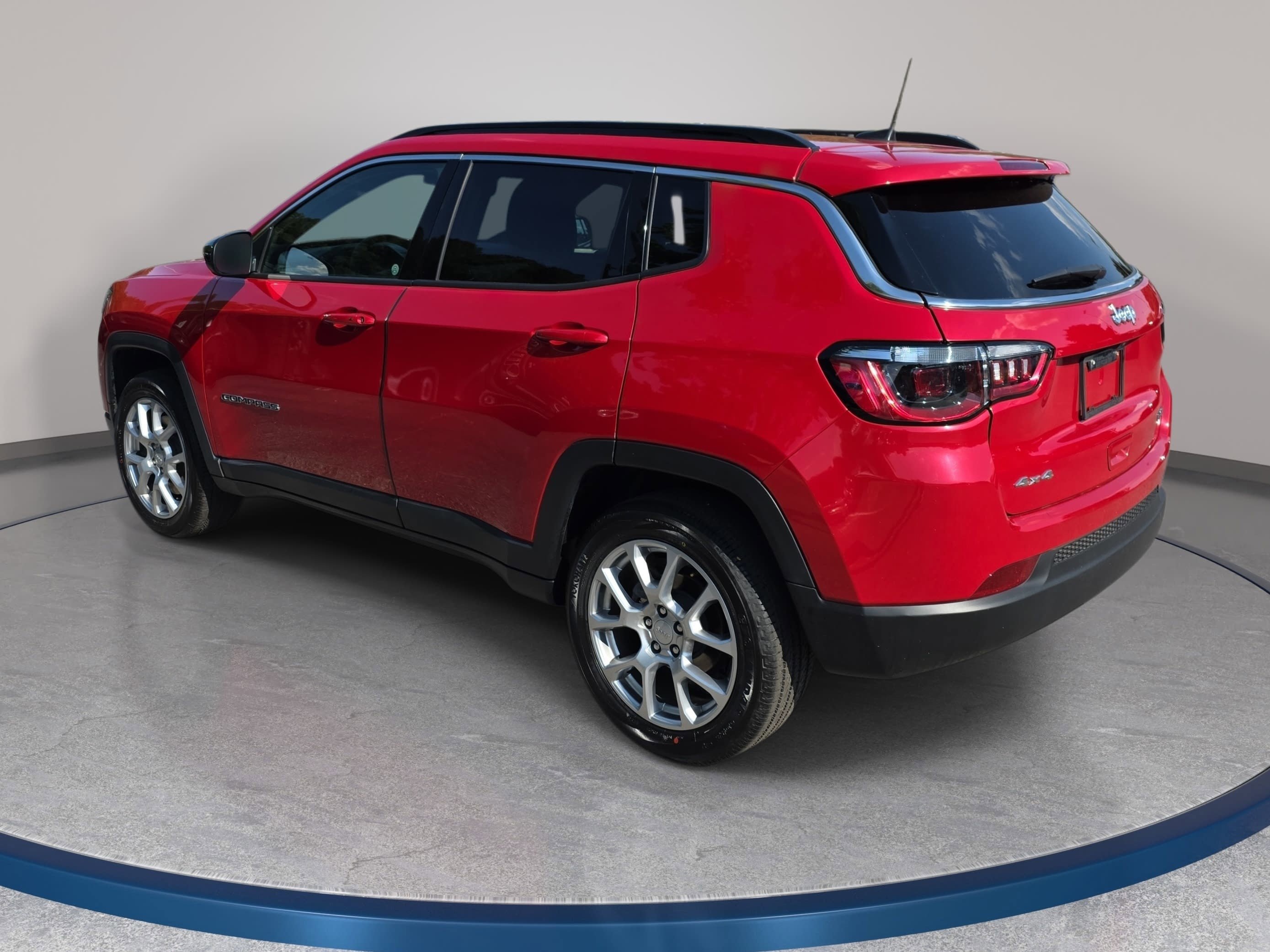 Certified 2023 Jeep Compass Latitude w/ Sun and Sound Group AWD/4WD image 7